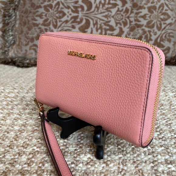 Michael Kors Handbags - Michael Kors Jet Set Travel LG Flat MF Phone Case